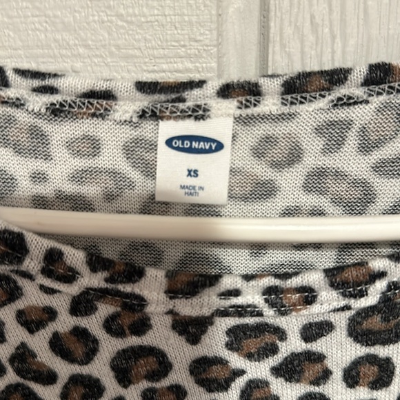 Old Navy Leopard Print Long Sleeve Top - Picture 3 of 6